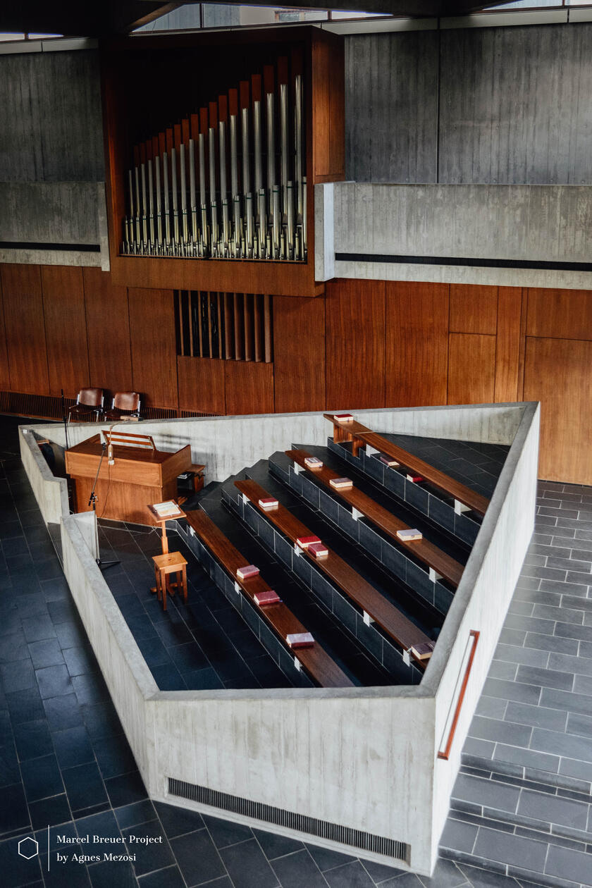 Interior detail of the Baldegg Kloster showing the pipe organ and the sculptural concrete balcony, highlighting the geometric harmony of the sacred space.